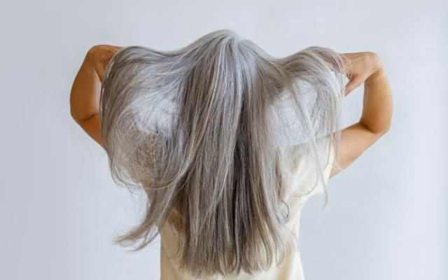 ¿Qué le falta al cabello cuando salen canas?