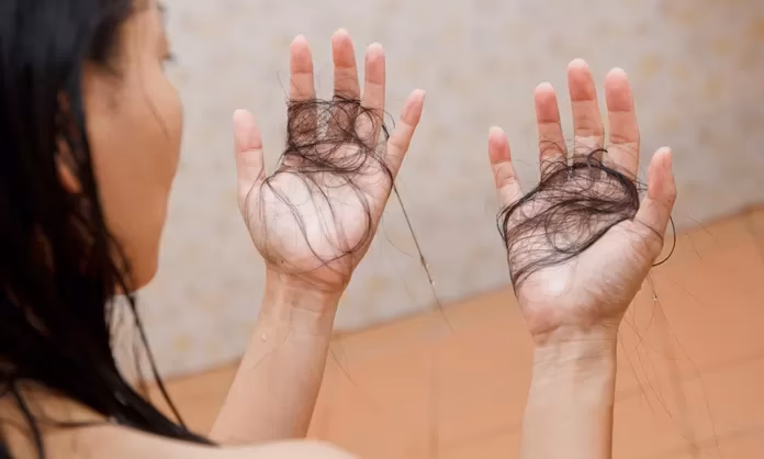 ¿Qué pasa si se me cae mucho el cabello cuando me baño?