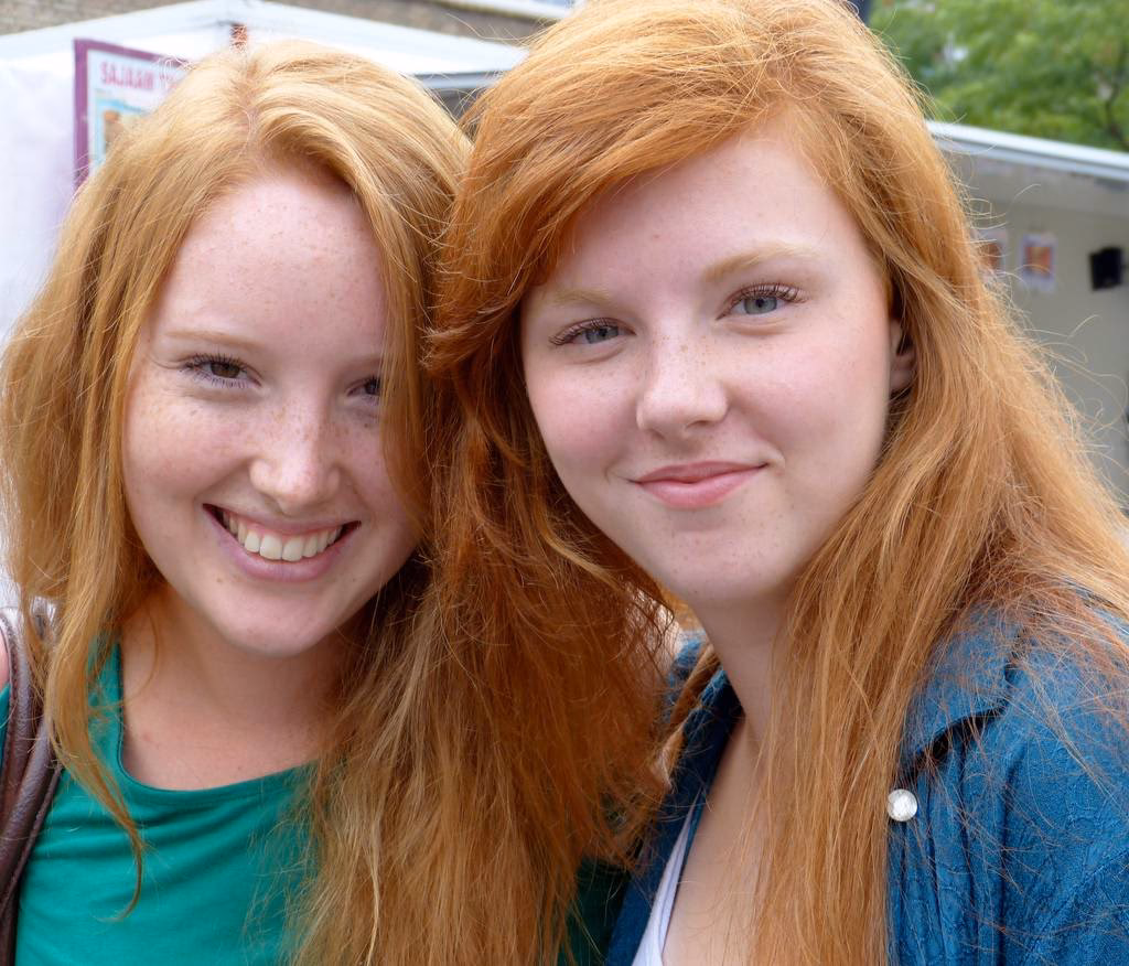 ¿Por qué tengo el pelo rojo y pecas?