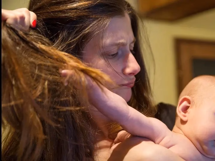 ¿Porque mi bebé se sujeta el cabello?