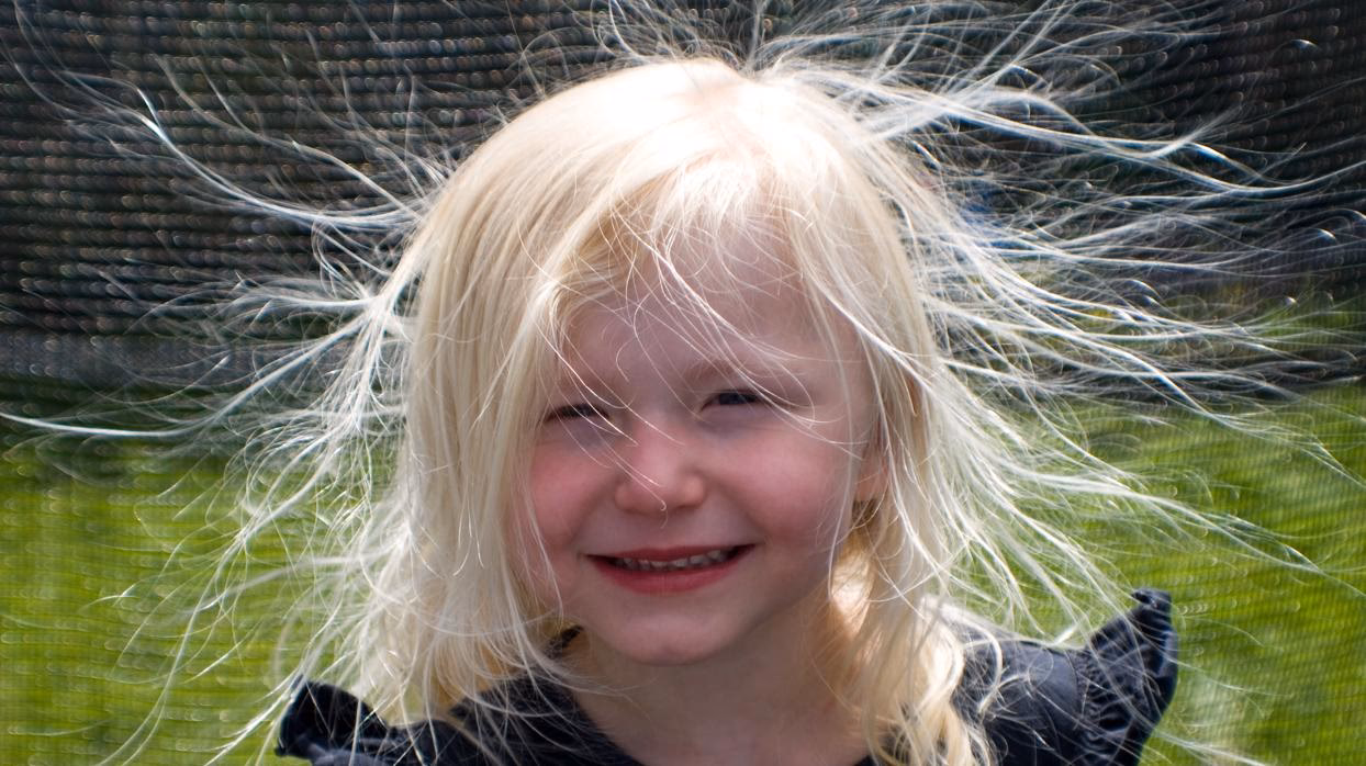 ¿Por qué a veces se te eriza el pelo al tocar el generador?