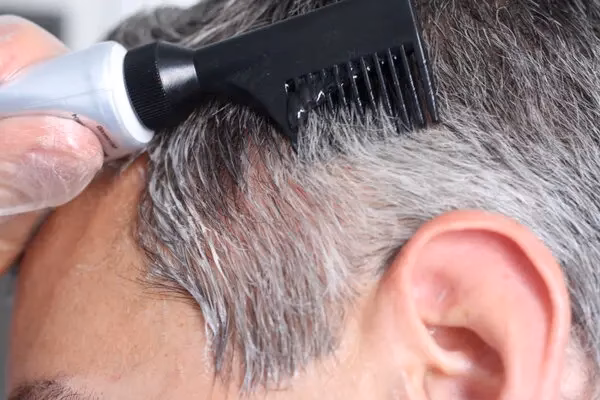 ¿Es bueno teñir el cabello gris?