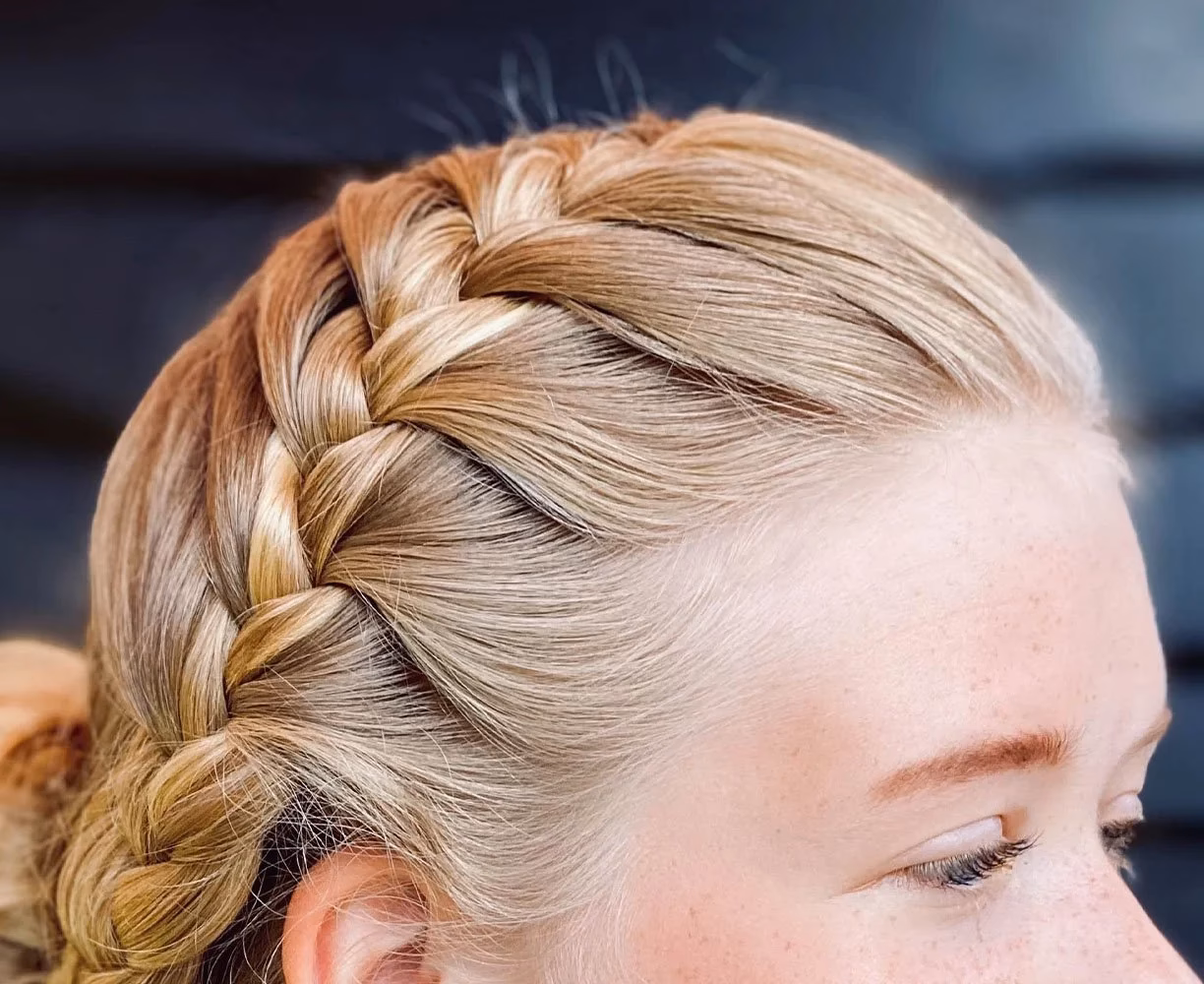 ¿Qué hace la trenza en el pelo?