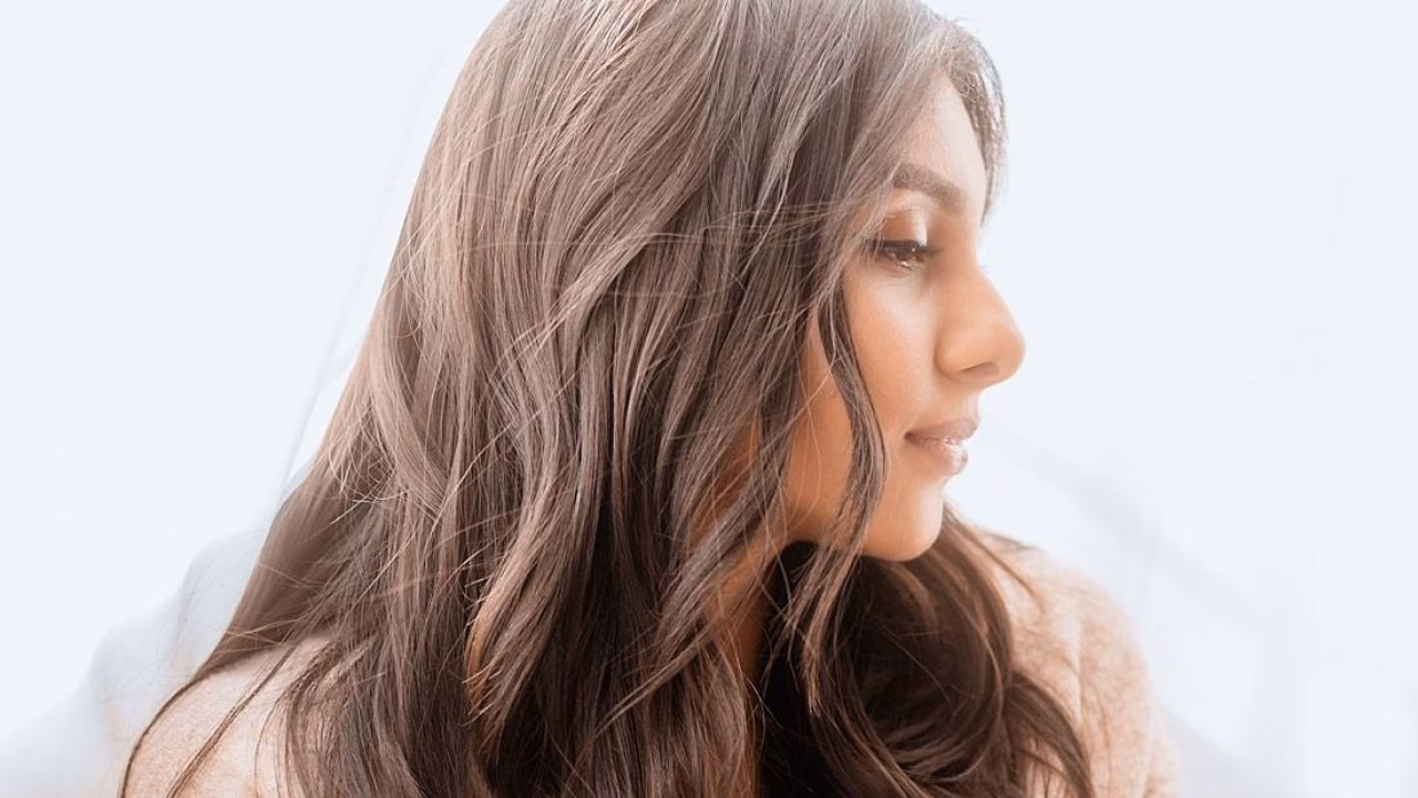 ¿Por qué tengo demasiado volumen en mi cabello?