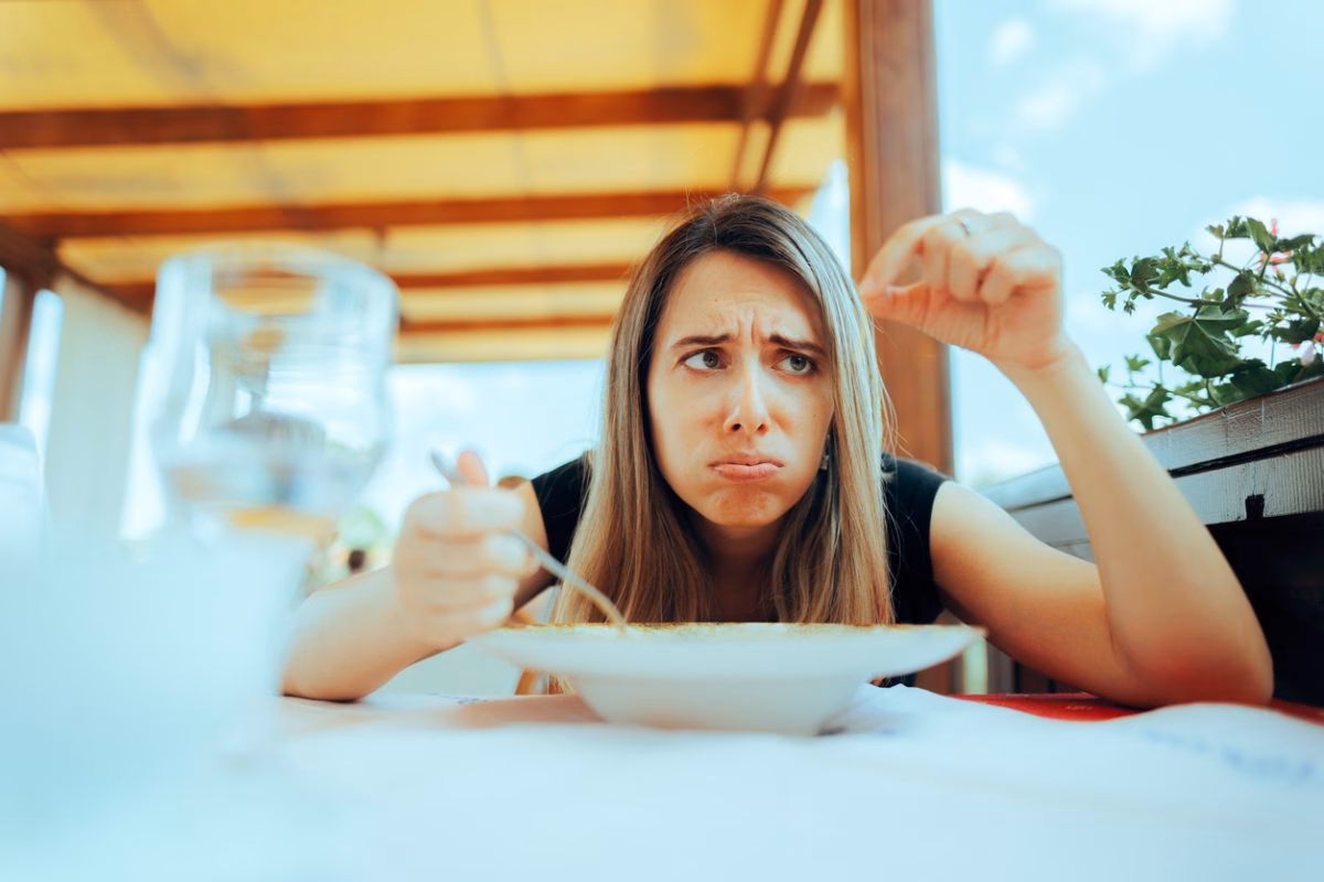 ¿Qué pasa si encuentras cabello en la comida de un restaurante?