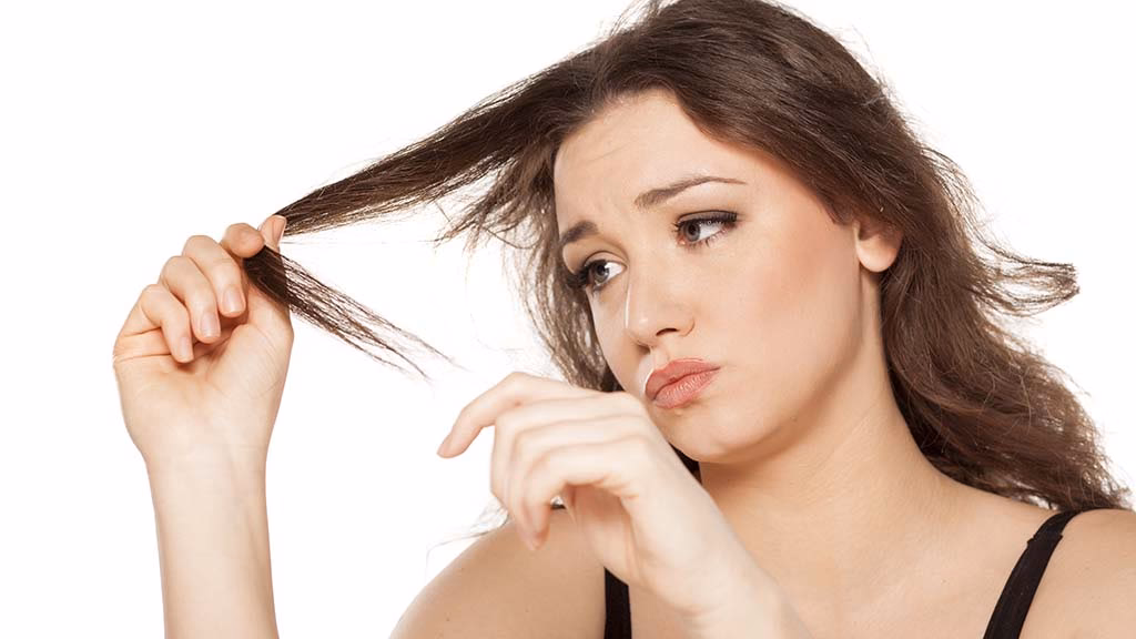 ¿Por qué mi cabello se rompe sin motivo?