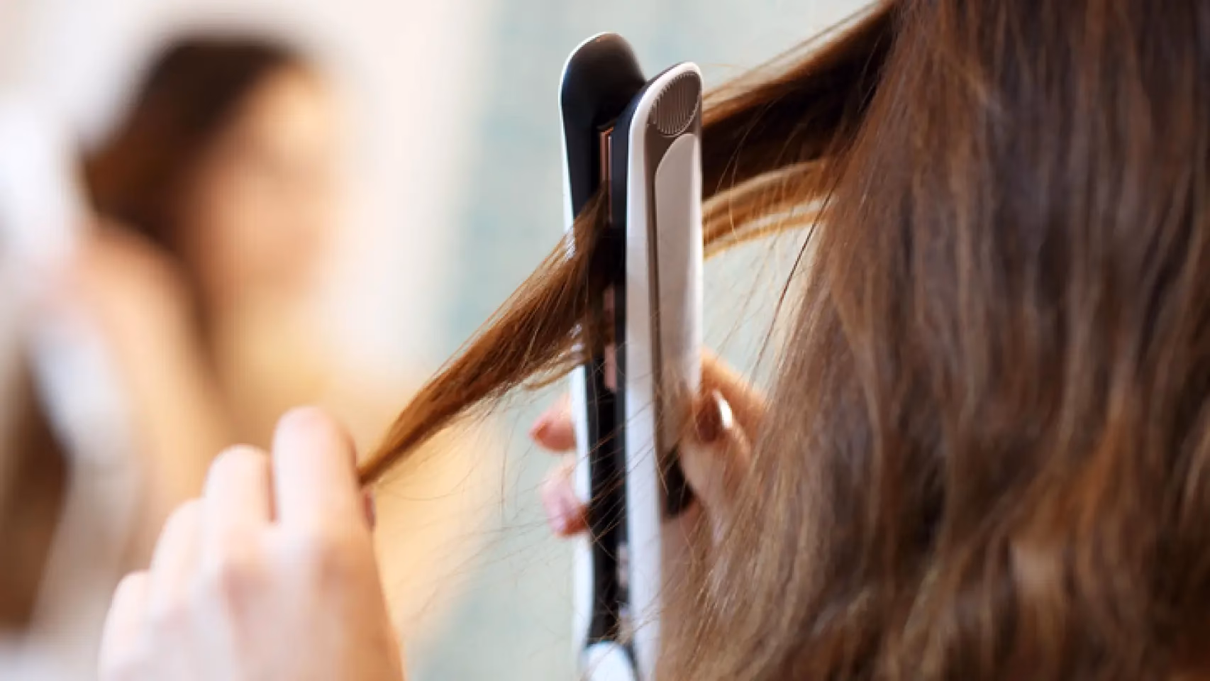 ¿Cómo quitar el olor a quemado del cabello después del planchado?