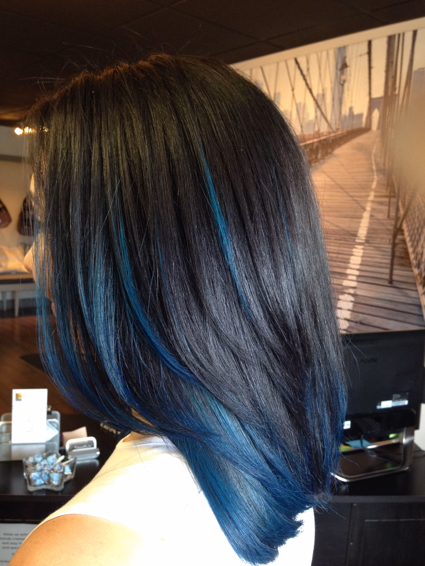 ¿Los reflejos azules quedan bien en el cabello castaño?