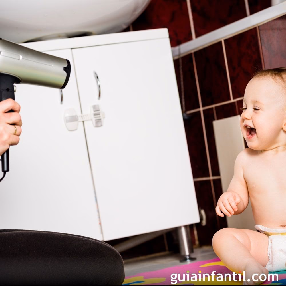 ¿Cómo puedo secar el pelo de mi bebé?