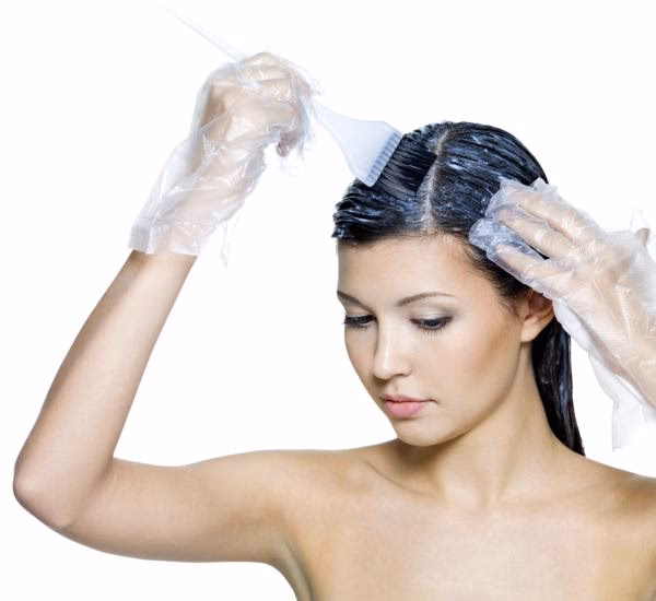 ¿Puedo teñir sólo las raíces de mi cabello?