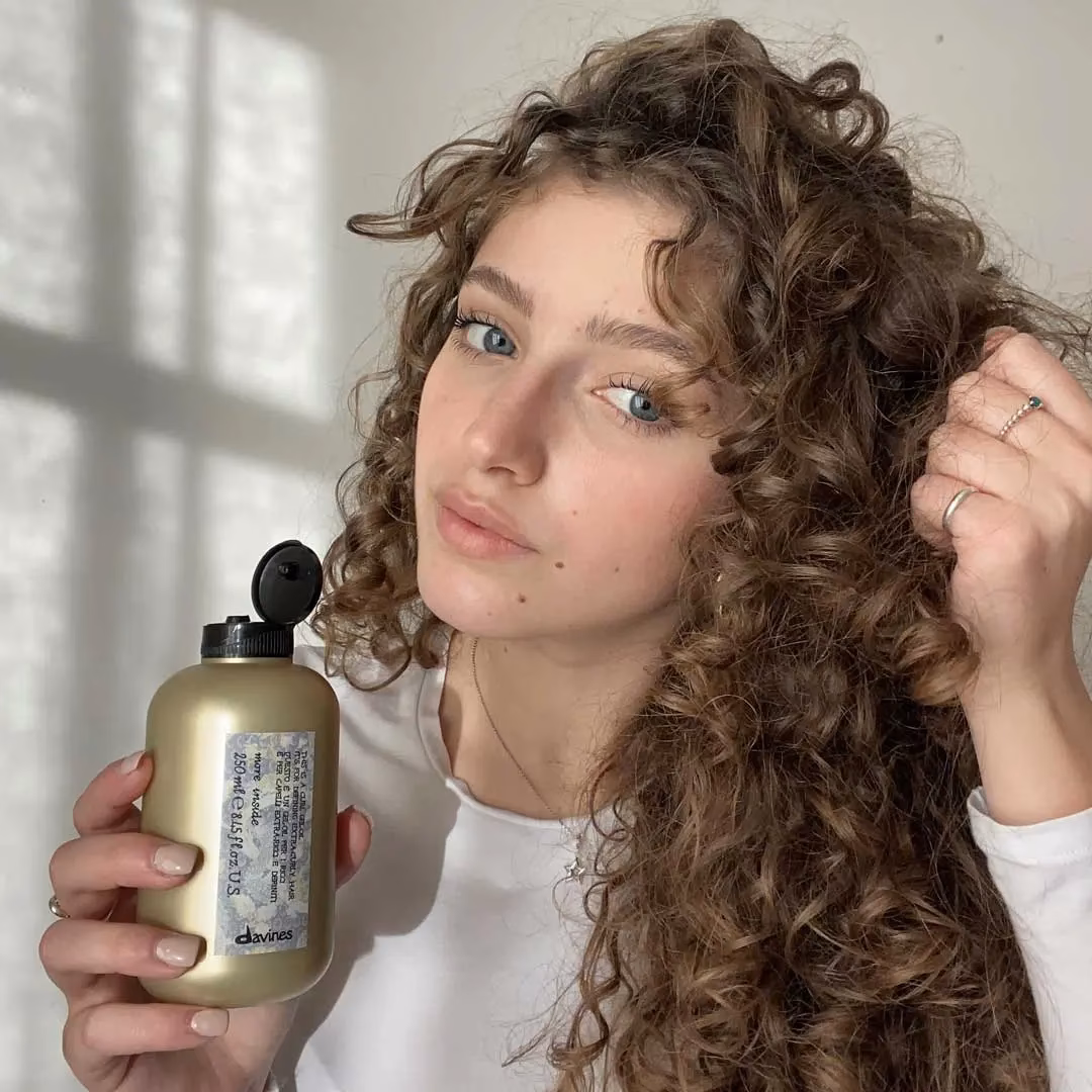 ¿Qué pasa si uso crema para rizos en el cabello lacio?