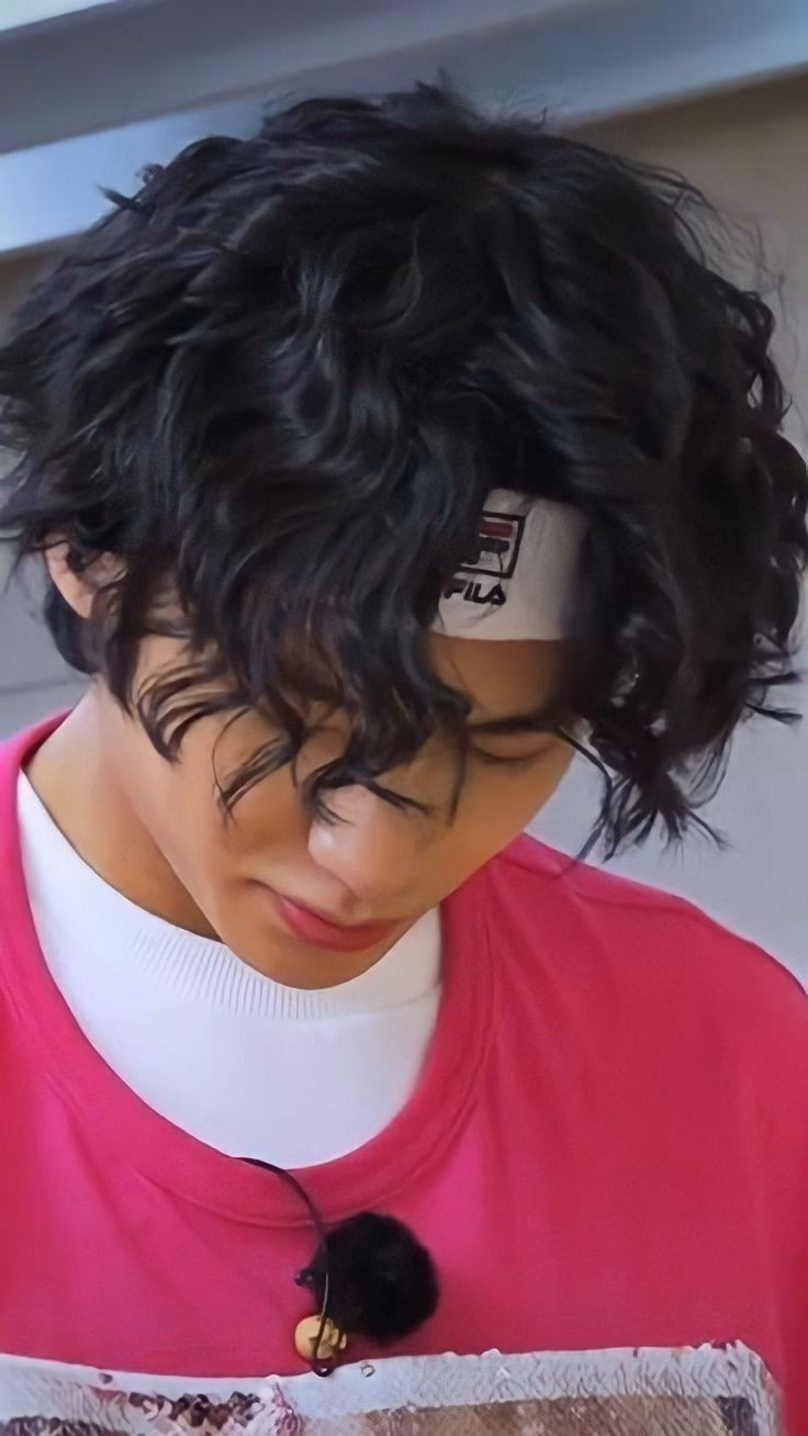 ¿Quién en BTS tiene el cabello naturalmente ondulado?