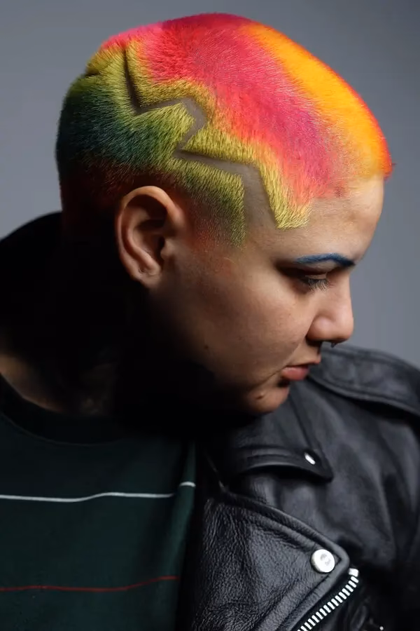 ¿Puedo arreglarme el cabello después de hacerme un tatuaje?