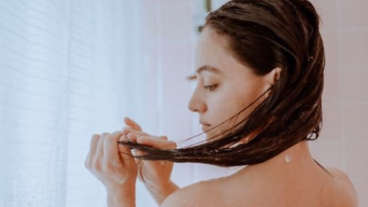 ¿Qué dicen los dermatólogos de lavarse el pelo todos los días?