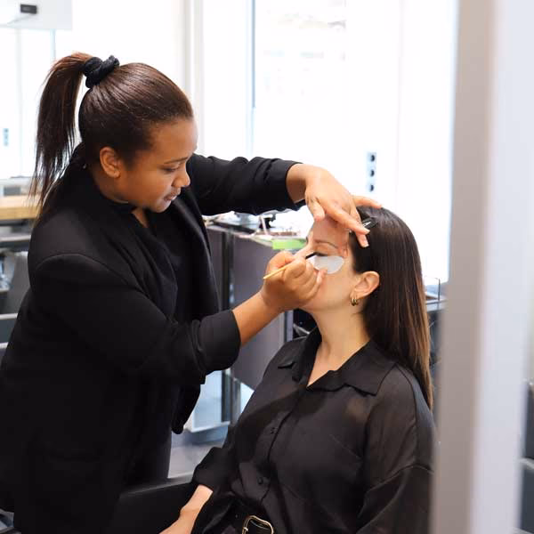 ¿Qué servicios ofrece el Salón YÖY en Simancas?